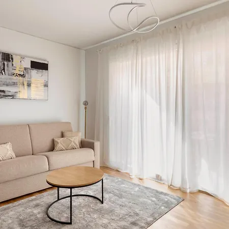 Magic Deluxe - Free Parking Λουγκάνο